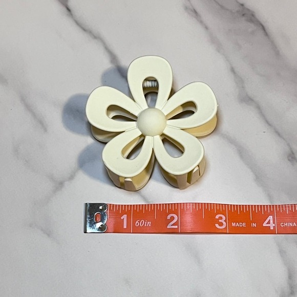 Milky White Cream Women's Fashion Flower Retro Hair Claw Clip - Picture 4 of 5